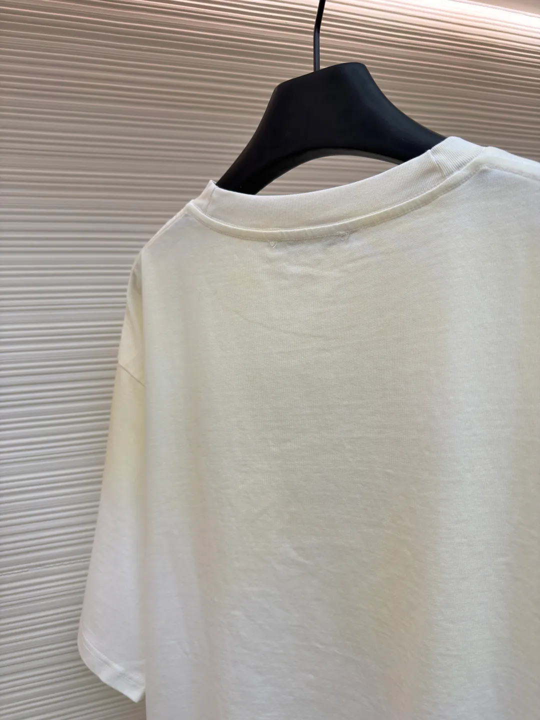 Acne Studios distressed logo short sleeves ●Original version: Purchased and developed for 4100 ●Item number: 1682357-A15 ●Fabric: soft plain weave fabric ●Technology: glue printing ●Color: white gradient ●Version: fitted version ●Weight: about 385 grams ●Size: S-M-L-XL ●Description: Customized elegant cotton double-ply soft plain weave fabric, soft and delicate, comfortable and close to the skin, with warm brown as the main color with grayscale It is unobtrusive but has an overwhelming aura. The ACNE GYM logo on the body is outlined with powerful brown lines. For Everyone is simple but contains profound meaning. The inadvertently smudged distressed effect meets the carrier of retro feelings, which is full of fashion tension, making every outfit a fashion feast. Adopting imported machine appliqué embroidery technology, using advanced computer control systems and precision mechanical components to achieve ACNE GYM appliqué embroidery operations, presenting an embroidery effect with both clarity and three-dimensionality. Glue printing is used. The printing has been modified three times with the film screen. Use glue liquid paint to print the pattern on the fabric. Bake the fabric to fix the gradient of the printed image and make it look old. By spraying dyes of different colors on the surface of the fabric, the clothes can show rich color changes under different lights. Increase the visual layering. The fabrics have been washed, have a better hand feel and texture, are not easy to deform, are not easy to shrink, are not easy to fade, and maintain long-term beauty. The overall wiring is straight and delicate, the fabric is comfortable and soft, and the color is consistent without color difference. It can be matched with the same style to create a fashionable look and control various occasions. Customized accessories, complete with three standards, same style for men and women!